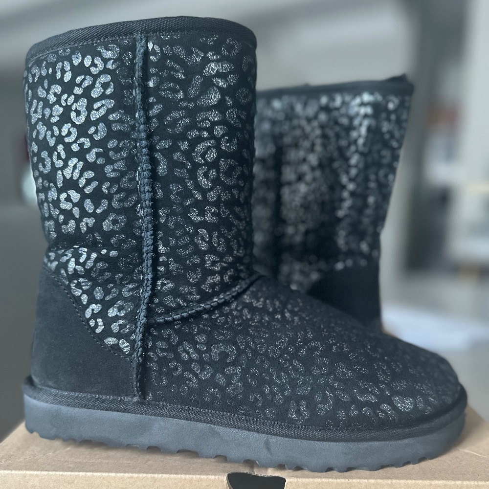 UGG Classic Short Snow Leopard
